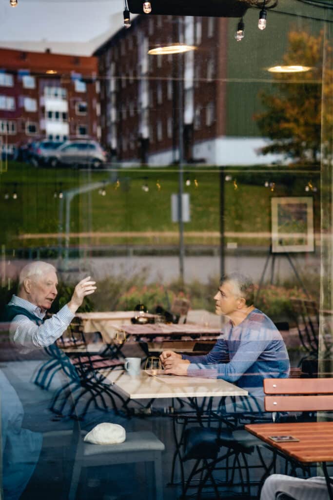 Nasjonalforeningens aktivitetsvenn aktivitet gjør det mulig for personer med demens å fortsatt gjøre noe de liker, sammen med en annen.