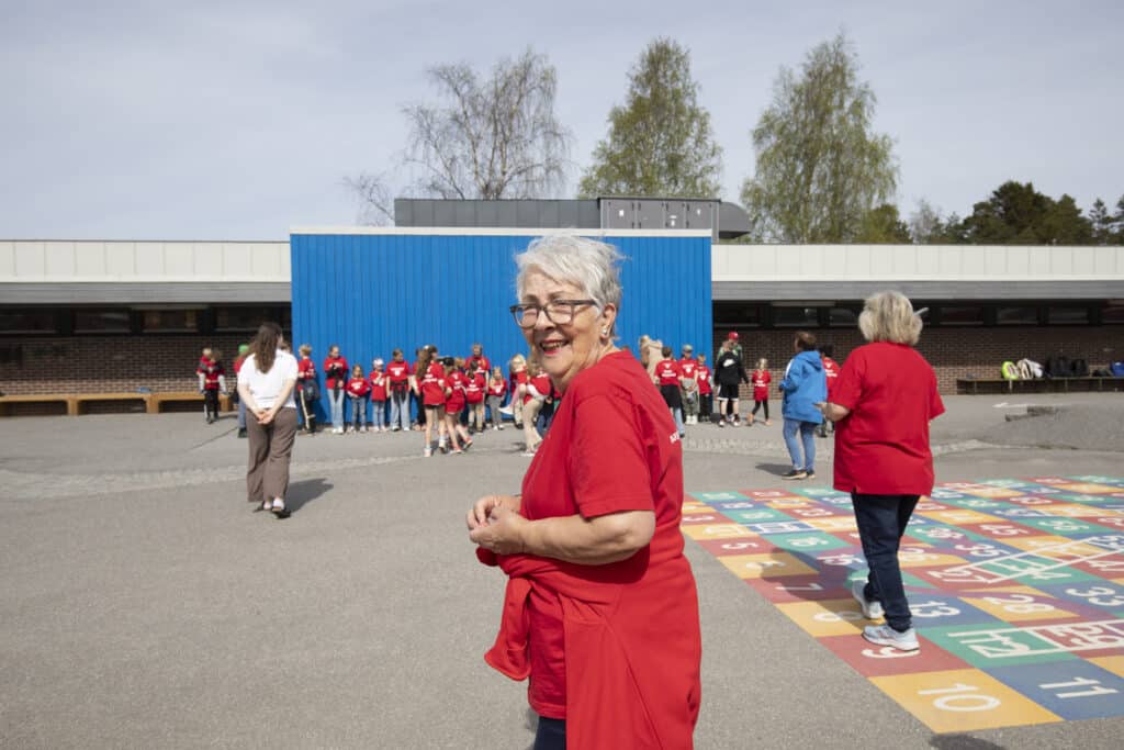 Dame i skolegård