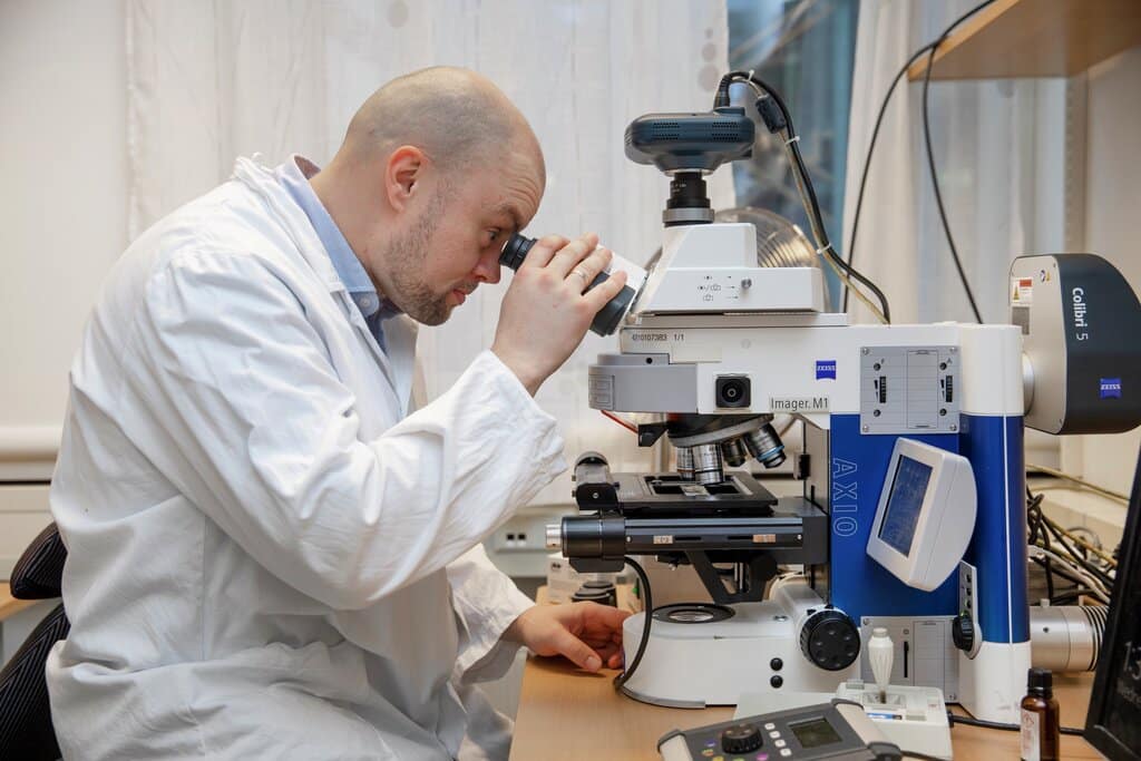 Forsker-Asgeir-Kobro-Flatmoen-leder-av-NDS-i-laboratoriet