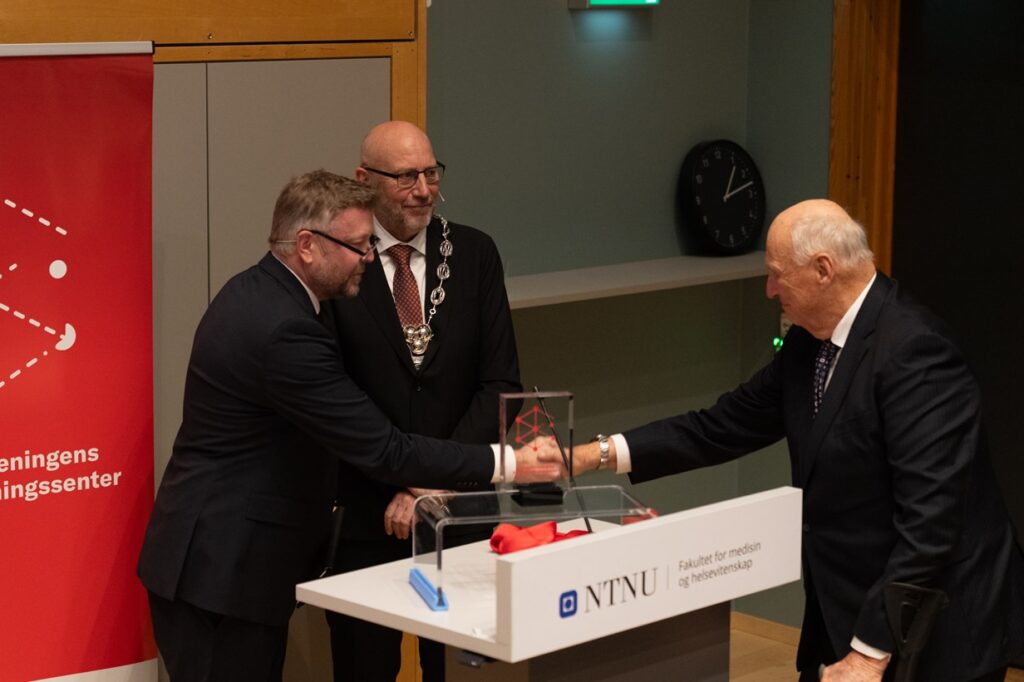 På vegne av Kavli-instituttet, NTNU og Nasjonalforeningen for folkehelsen, åpnet Kongen Nasjonalforeningens demensforskningssenter.
