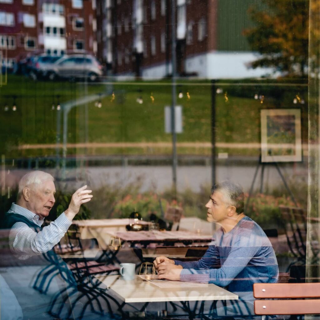 Nasjonalforeningens aktivitetsvenn aktivitet gjør det mulig for personer med demens å fortsatt gjøre noe de liker, sammen med en annen.