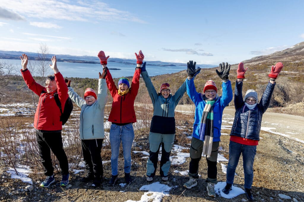 En gruppe glade deltagere i ett av Nasjonalforeningens mange lokale gågrupper