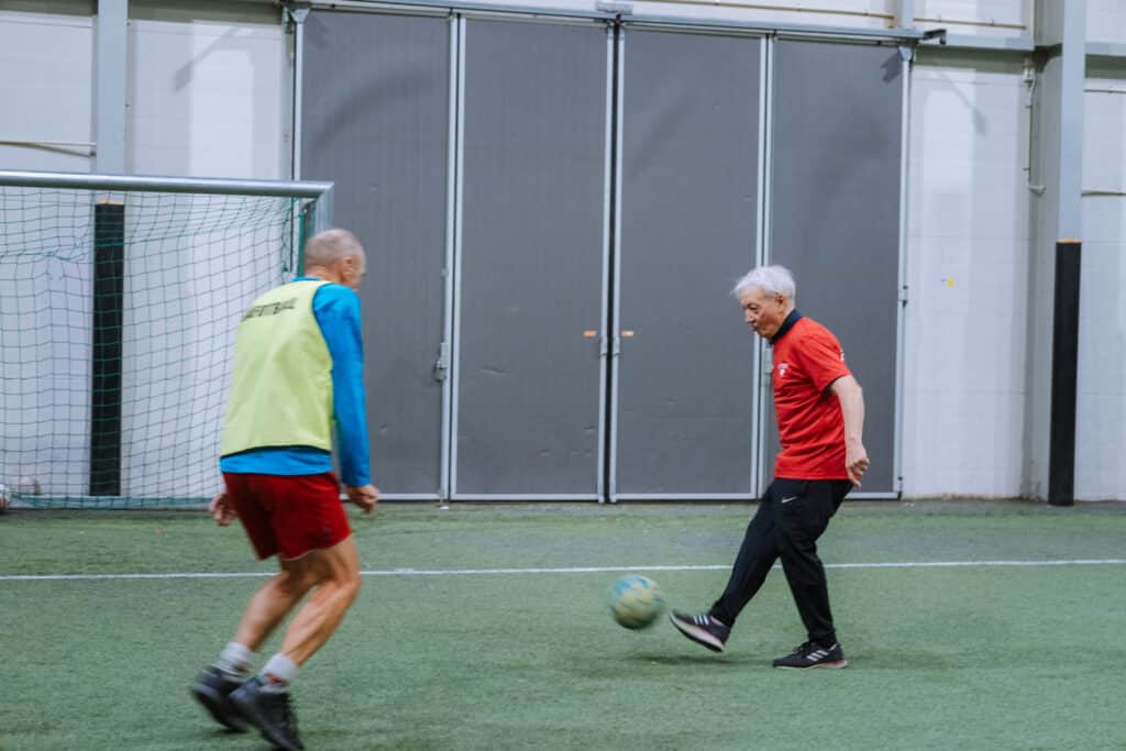 Nasjonalforeningen arrangerer gåfotball for personer med demens som skaper samhold og mestringsfølelse.