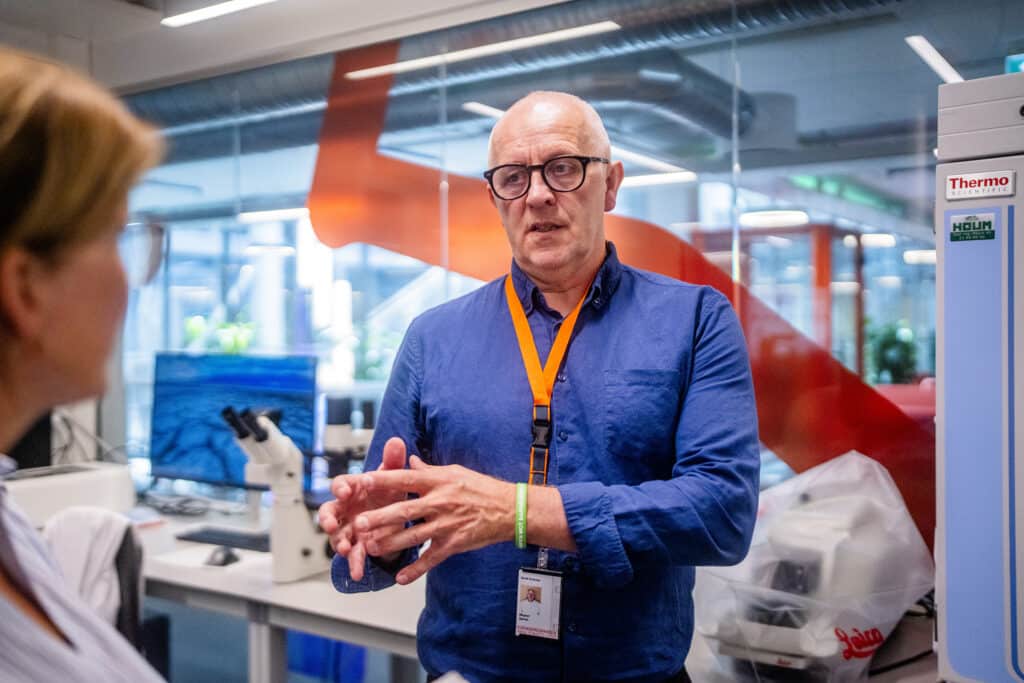 Forsker Magnar Bjørås i laboratorium.