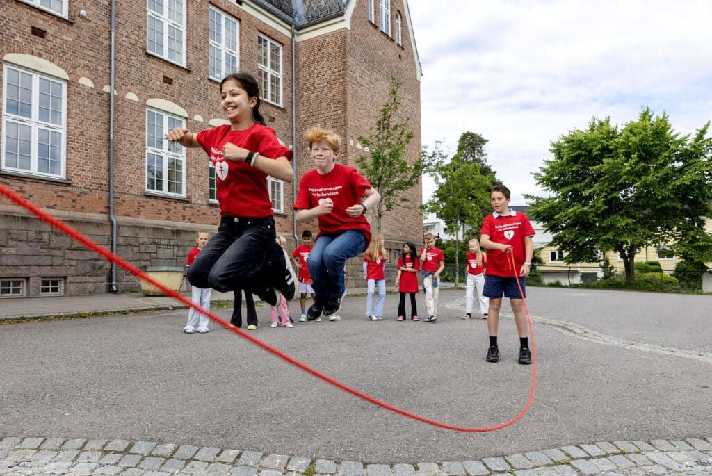 Tre elever ved Nordstrand skole hopper tau