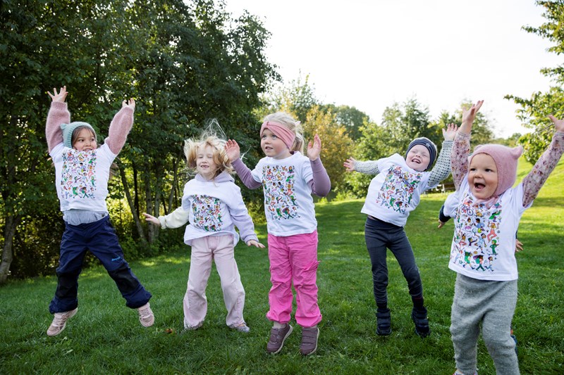 Barn som leker og er glade ute i en park