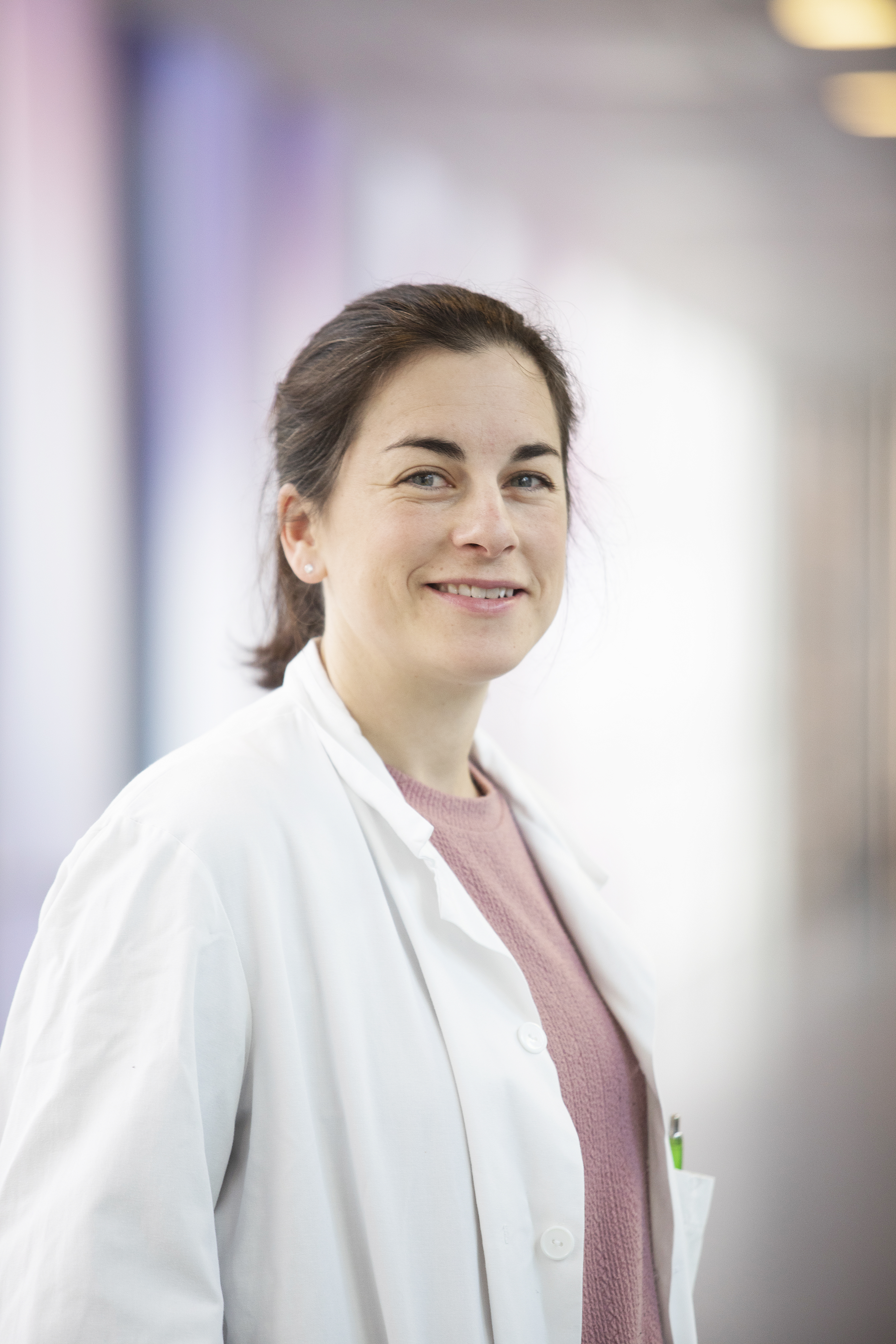 Bilde av Halaas som smiler i forskerfrakk