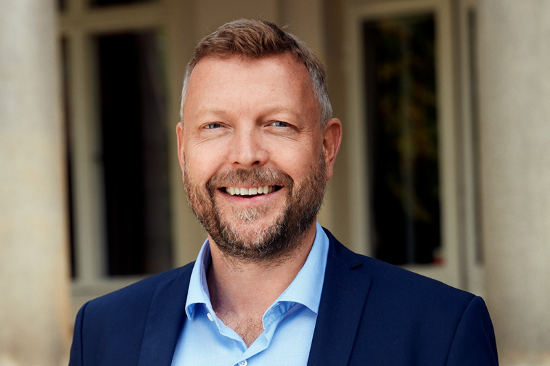 Bilde av en smilende mann