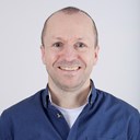 Bilde av en smilende mann