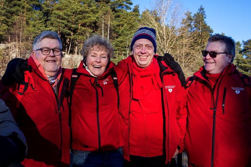 Bilde av smilende folk som holder rundt hverandre på en gåtur