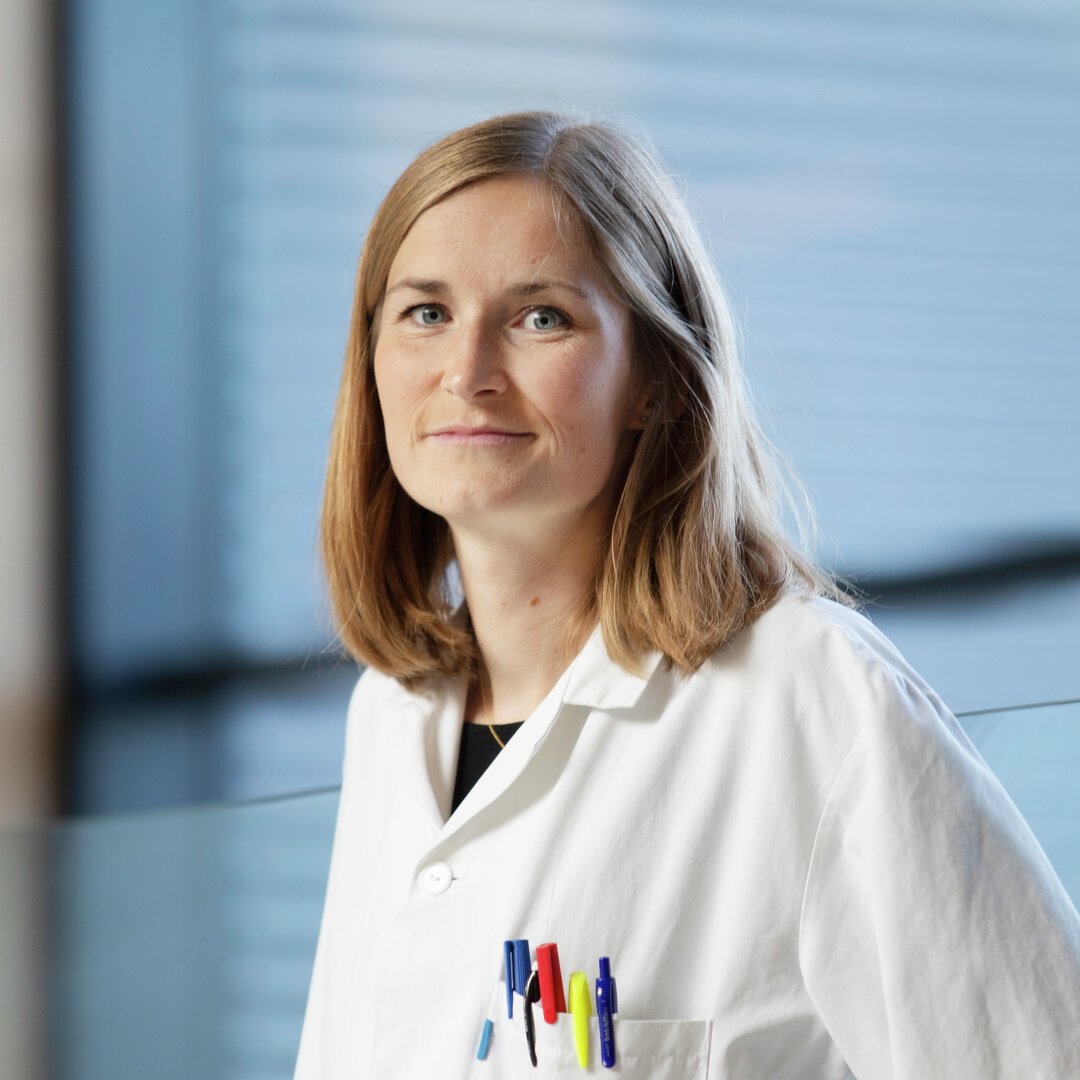 Bilde av dame i hvit forskerfrakk