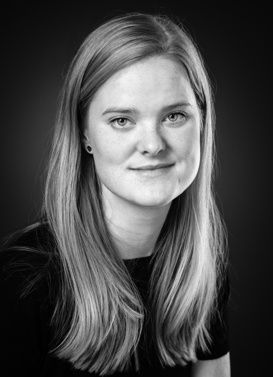 Sort/hvitt-bilde av en dame som smiler