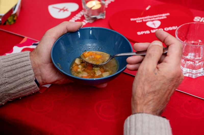 Bilde av en person som spiser en varm suppe.