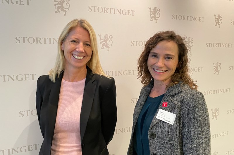 Mina Gerhardsen og Tone Torgersen på vei inn til Stortinget.