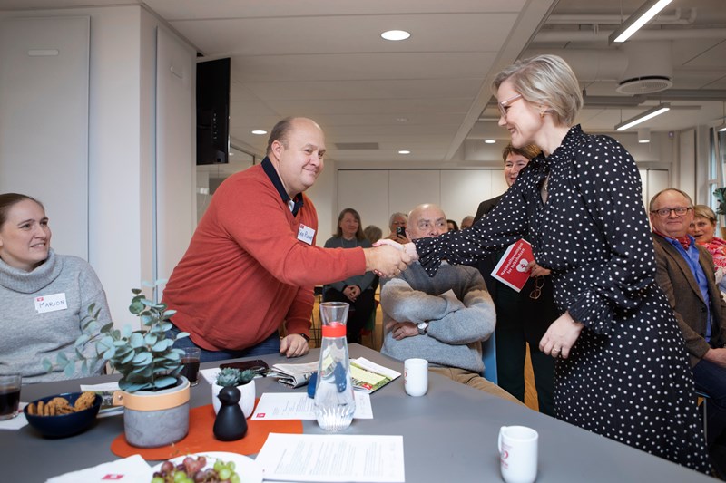 Helseminister Ingvild Kjerkol hilser på Jan Runar Eliassen fra erfaringspanelet. 