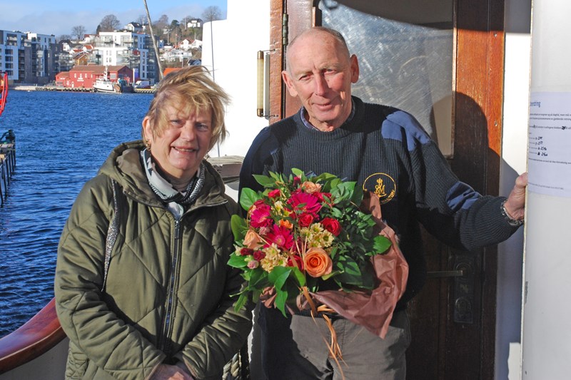 Fergemann i Arendal får blomster for å legge til rette for personer med demens.