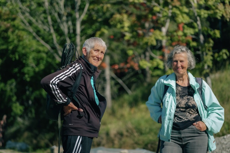 To smilende personer i skogen. Fra gågruppen i Enebakk helselag. Foto: Ilja C. Hendel 
