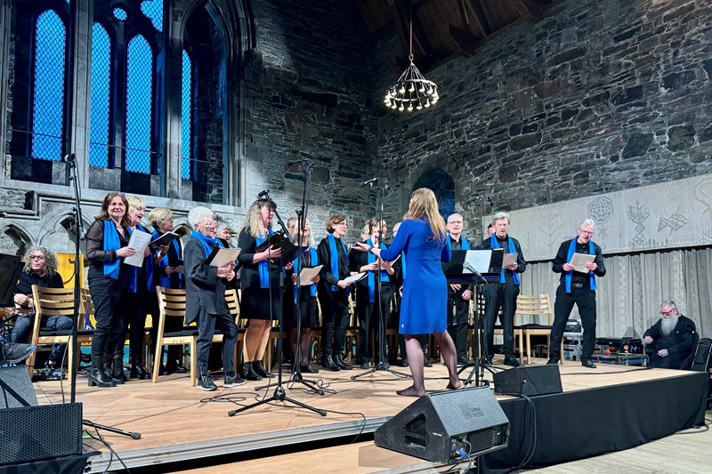 Bergen demenskor som drives av Bergen demensforening, holder konsert i Håkonshallen. 