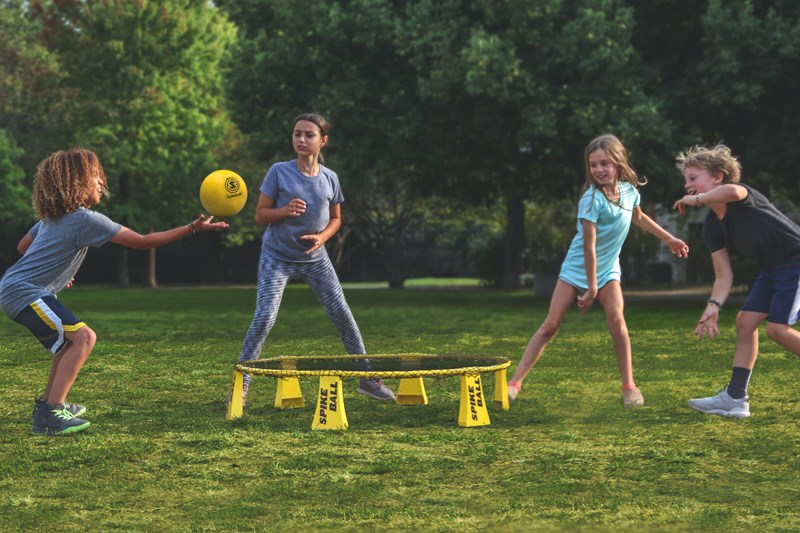 Barn som leker og er aktive. Ja til daglig fysisk aktivitet i skolen!