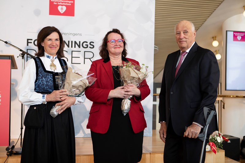 Kongen overrekker prisene for forskning på medisinering av personer med demens og forskning på kvinnehjertet. Foto: Anne Elisabeth Næss.