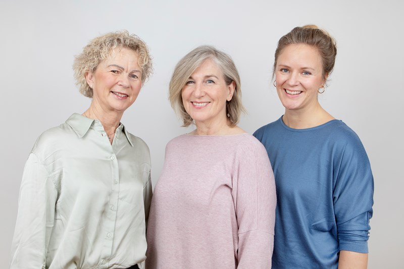 Tre kvinnelige spesialsykepleiere som svarer på Nasjonalforeningens Demenslinje.